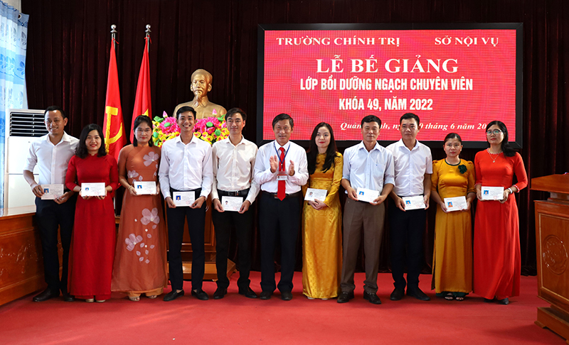 Đại diện lãnh đạo Trường Chính trị tỉnh trao chứng chỉ cho các học viên.